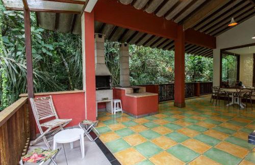 Cidade Jardim Tom House | Casa com área gourmet em condomínio perto da praia