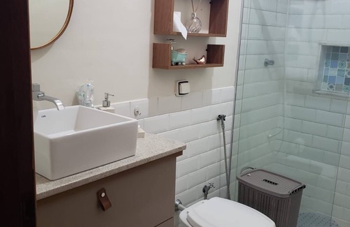 Sao Carlos Other | Casa com ares de campo na cidade. Deck com redes e bancos, jardim e quiosque.
