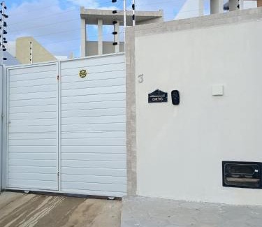 Conde House | casa com piscina e churrasqueira 5 minutos da praia, 1 quarto com cama de casal e segundo quarto com duas camas infantis