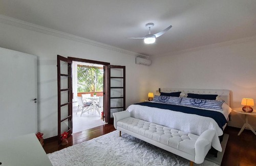 Jardim Acapulco House | Casa com piscina, varanda e lazer em condomínio