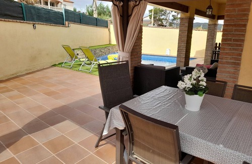 Albinyana House | Casa con Piscina Entre Viñedos