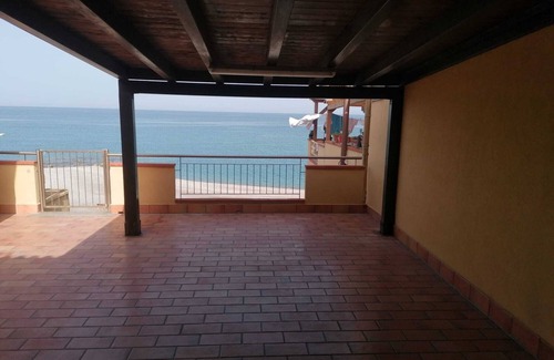 Capo d'Orlando Apartment | Casa con Terrazzo Coperto con Scala che Scende Direttamente Sulla Spiaggia