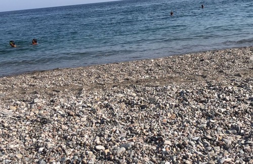 Capo d'Orlando Apartment | Casa con Terrazzo Coperto con Scala che Scende Direttamente Sulla Spiaggia