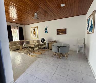 Monteria Apartment | Casa con tres dormitorios y garaje