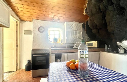 Valverde Cottage | Casa Cueva en primera linea de Mar, con barbacoa