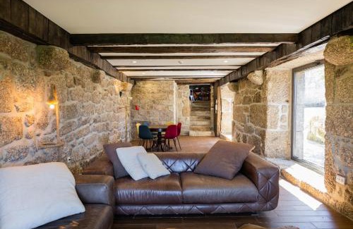 Guilhofrei House | Casa da Capela - House with infinity pool by House and People