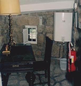 Monsanto House | Casa da Gruta (Cave House)