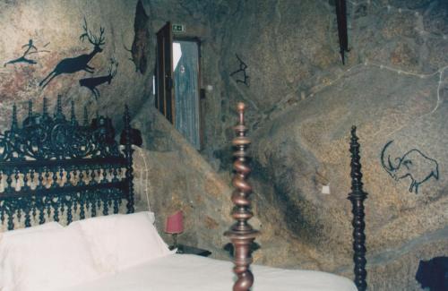 Monsanto House | Casa da Gruta (Cave House)