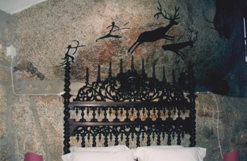Monsanto House | Casa da Gruta (Cave House)