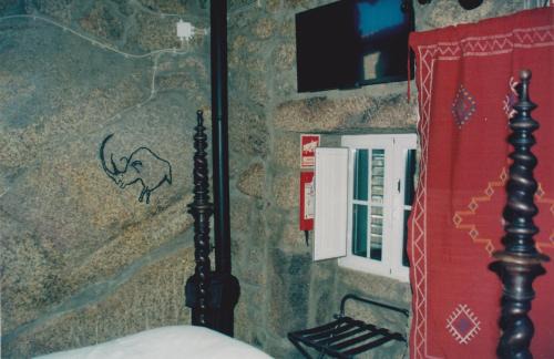 Monsanto House | Casa da Gruta (Cave House)