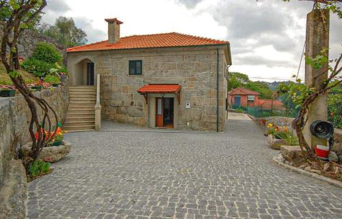 Povoa de Lanhoso House | Casa da Ramada - Water SPA Tank with running natural spring water - by Bedzy