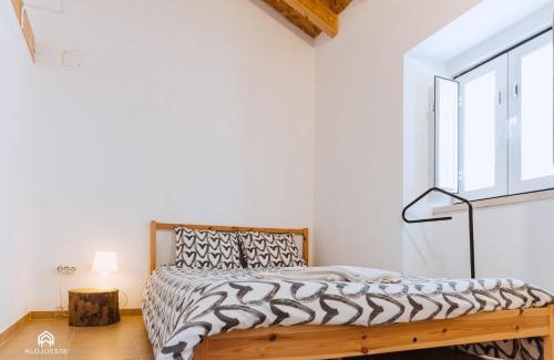 Praia de Santa Cruz House | Casa da Torre - BBQ and Terrace
