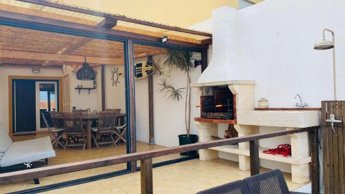 Praia de Santa Cruz House | Casa da Torre - BBQ and Terrace