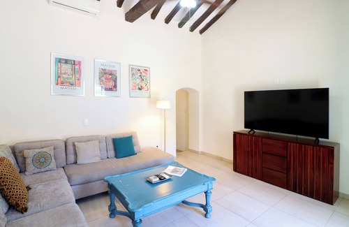 Zona Dorada Bed & Breakfast | Casa Dahlia