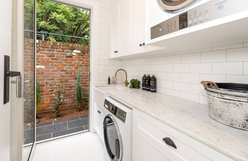 Berry Cottage | Casa De Berry - Luxurious Hamptons-style home away from home in Berry