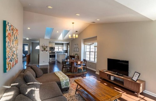 Plato Center House | Casa de Chicago in Schaumburg!