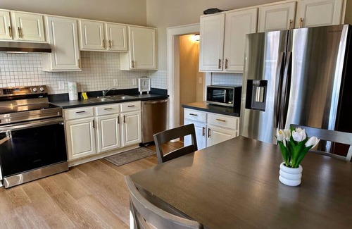 Evansville House | Casa de Color - 2BR/1BA Townhome near Downtown