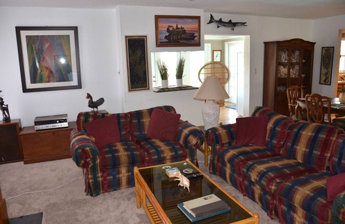 Largo House | Casa de Corazon-A comfortable home with pool in a quiet neighborhood near beach.