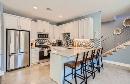 St. John - Coronado Hills House | Casa de Ellie J | Newer Home, Private, great for short or longer stays, & Close to Downtown!