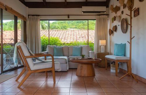 Playa Hermosa Villa | Casa de Encanto Tropical Villa