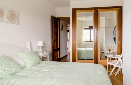 Comillas Apartment | Casa de Las Flores - Apartamento con jardín privado frente a la Playa de Comillas