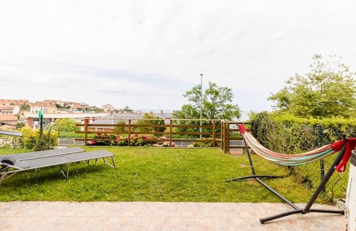 Comillas Apartment | Casa de Las Flores - Apartamento con jardín privado frente a la Playa de Comillas