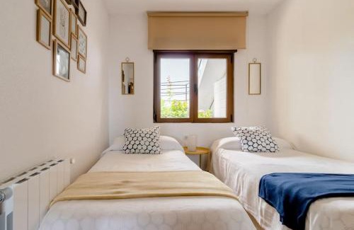 Comillas Apartment | Casa de Las Flores - Apartamento con jardín privado frente a la Playa de Comillas