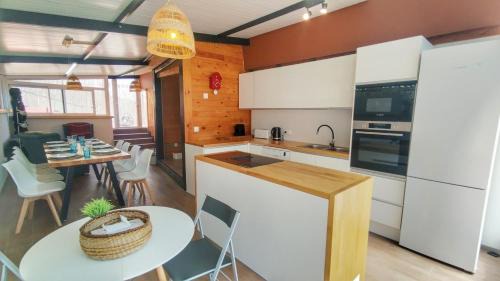 Pineda de Mar Villa | Casa de madera con piscina y vistas al mar