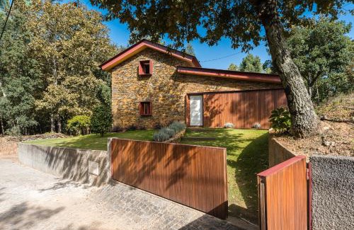 Gondomar House | Casa de Medas - Private country house with outdoor spa and river view only 25 minutes away from Oporto