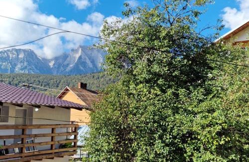 Azuga House | Casa de pe colț