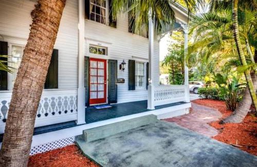 Meadows House | Casa de Rosalie by AvantStay Great Location w Pool BBQ Outdoor Dining Month Long Stays Only