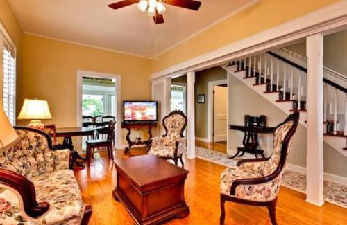 Meadows House | Casa de Rosalie by AvantStay Great Location w Pool BBQ Outdoor Dining Month Long Stays Only