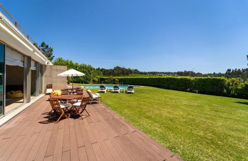 Sao Martinho de Silvares House | Casa de Silvares Fafe - Moradia Premium com piscina by House and People