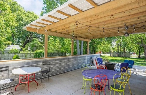 Des Moines House | Casa Dean sleeps 20 close to Fairgrounds and Downtown Des Moines