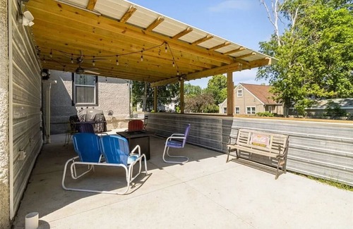 Des Moines House | Casa Dean sleeps 20 close to Fairgrounds and Downtown Des Moines