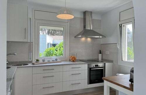 L'Escala Villa | Casa Del Mar- Large villa with garden and 2 pools 50 meters from the beach