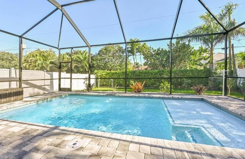 Naples Park House | Casa Del Mare at the Beach 2 bd rms W King Beds