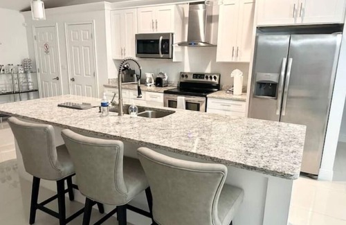 Sunshine House | Casa Del Sol- New 3/2 Jetted Tub & Open Backyard