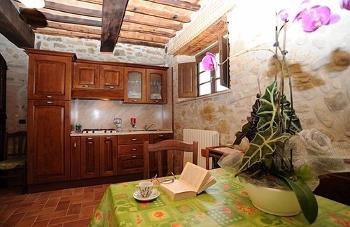 Fighille House | Casa delle Mammole D: A characteristic and welcoming apartment that is part of an ancient country house surrounded by the greenery, with Free WI-FI.