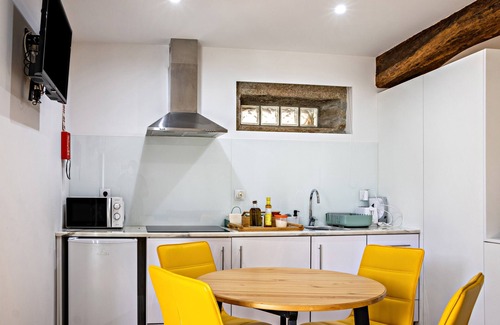 Cardielos Apartment | Casa do Mestre: Studio with External Suite, Mountain View, Garden and Wi-Fi