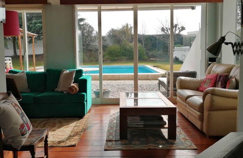 Corroios House | Casa do Pinheiro – Villa with private garden and pool in Marisol near Aroeira