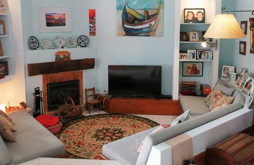 Corroios House | Casa do Pinheiro – Villa with private garden and pool in Marisol near Aroeira