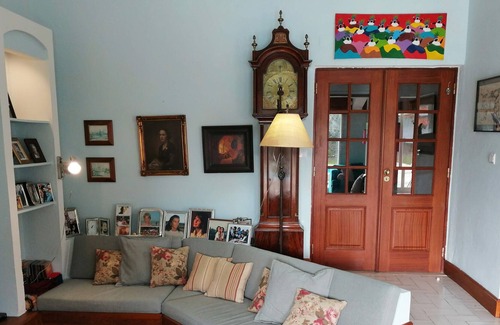 Corroios House | Casa do Pinheiro – Villa with private garden and pool in Marisol near Aroeira