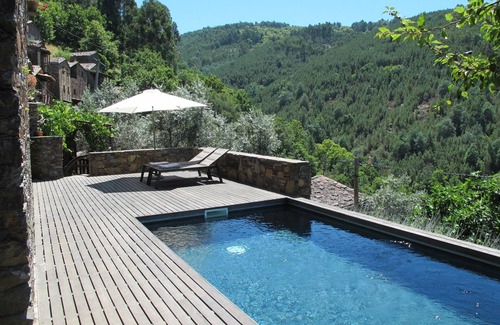Lousa Cottage | Casa do Talasnal is a perfect place for a holiday with family or friends.