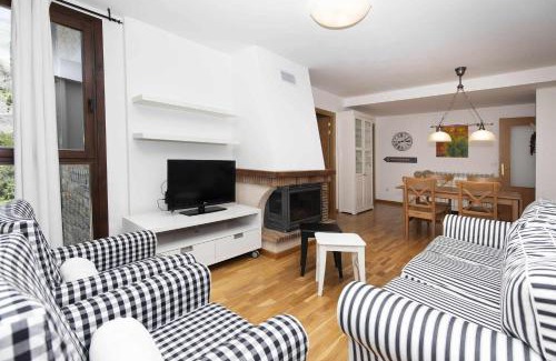 Escarrilla Apartment | Casa Eguzkilore by BeValle