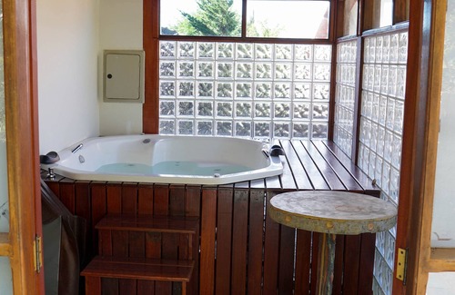 Vila Izabel House | Casa em Condominio, Recanto do Jordao, Ofuro, Quadra de Tenis, Lareira, mt Verde