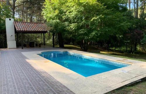 Carilo House | Casa en Carilo con Pileta, Quincho y Parque Cercado para 8 Personas