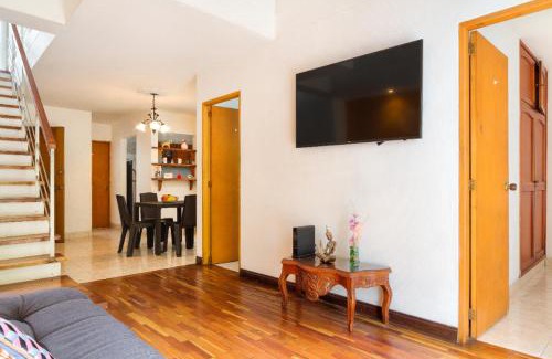 Buenos Aires House | Casa Entera-Cerca a Mall La Central y Estación de Tranvía