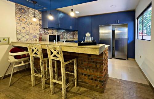 Asuncion Apartment | Casa estilo americano cerca del Shopping Mariscal con 2 garajes y WiFi