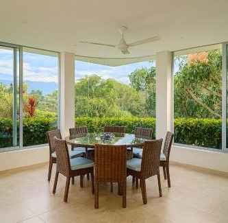 Anapoima Villa | Casa Familiar con Piscina, BBQ, Bicicletas